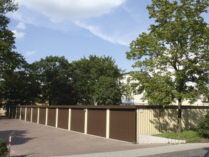 Reihengaragen Strukturwand Schwingtore In Braun Dekorputz In Pastellgelb Carceffo Moderne Carports Garagen